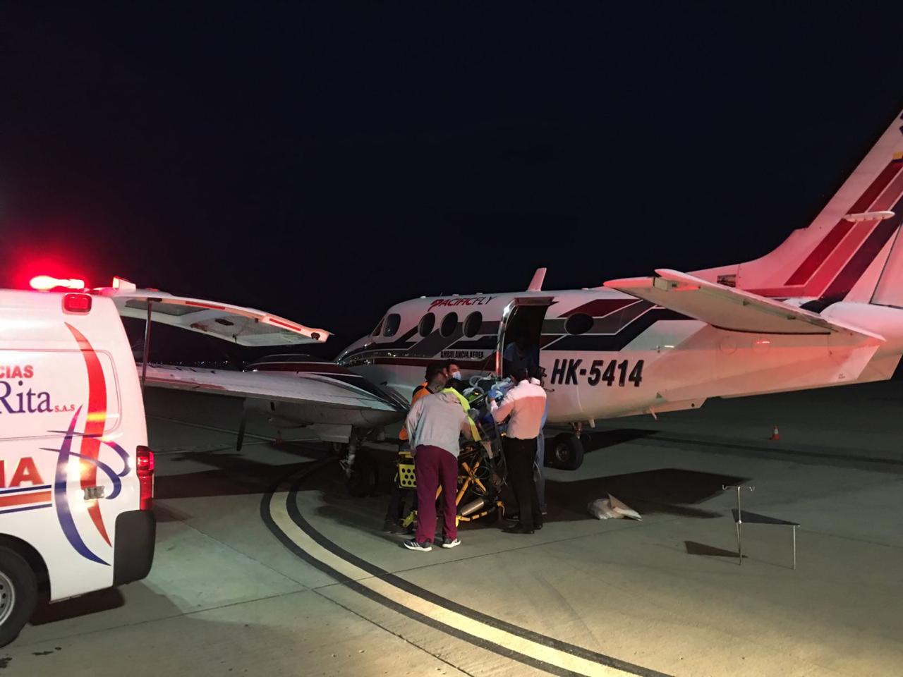 Es necesario un traslado médico aéreo - Avión ambulancia en operación de noche