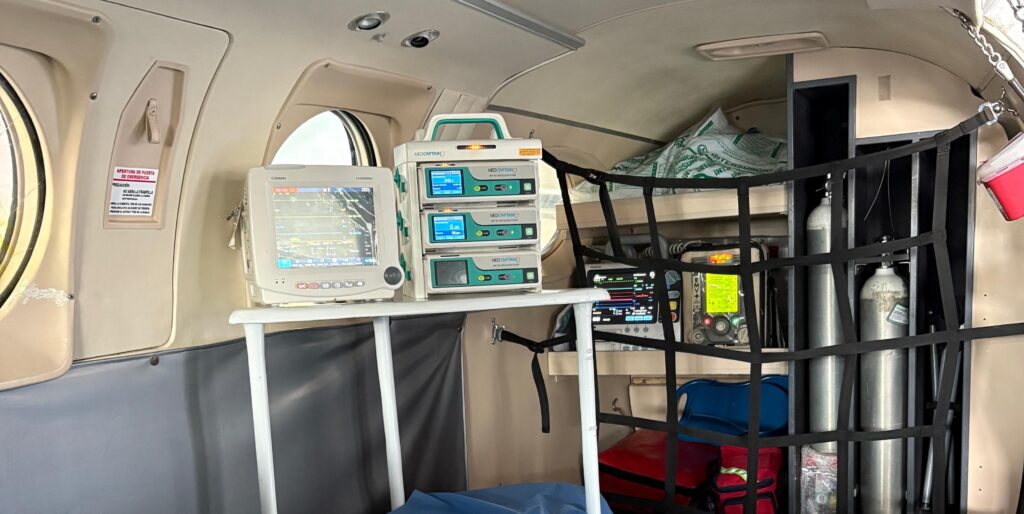 Dentro de una ambulancia aérea para Pacientes condición Infección controlada