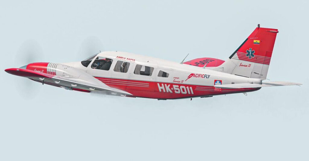 Avión ambulancia en el cielo, representación sobre el servicio de traslado médico aéreo VIP