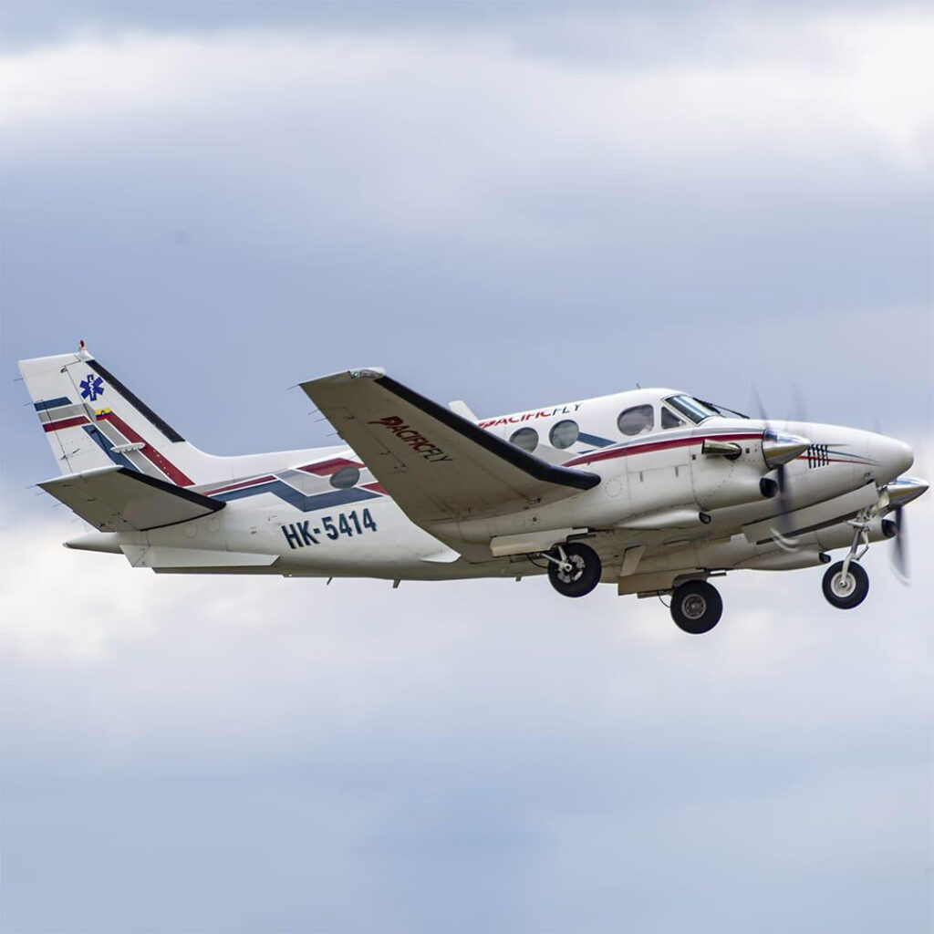 Aeroambulancias internacional arriba en el cielo