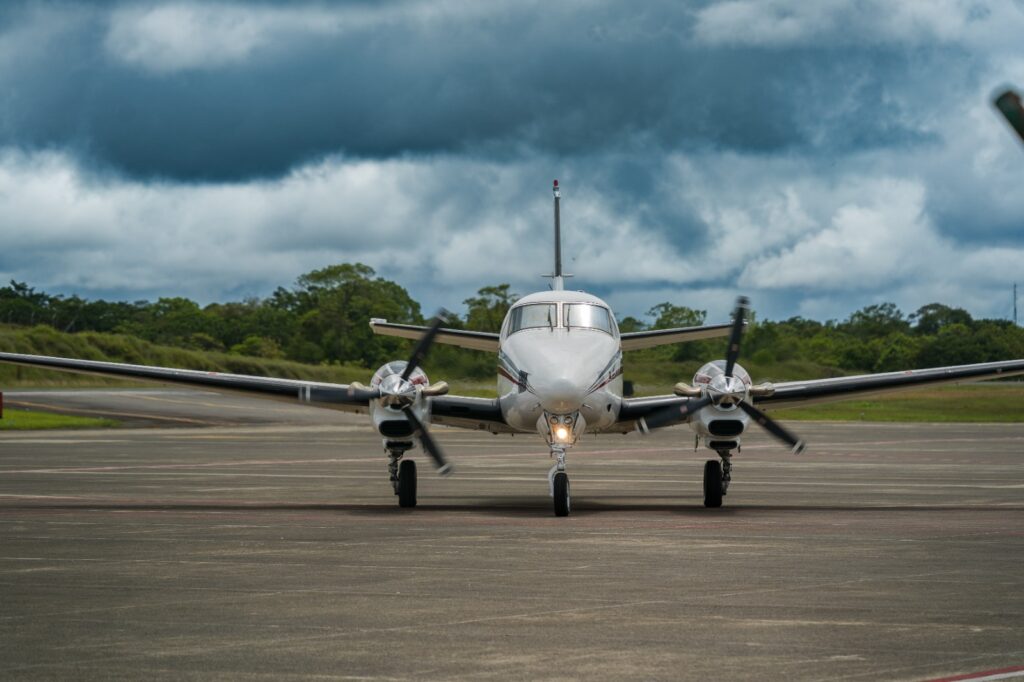 Ambulancia aérea en pista de Colombia sobre traslado aéreo de órganos