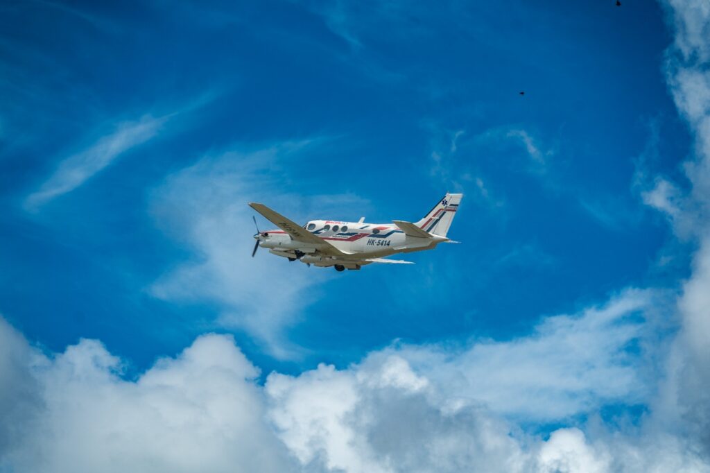Cielo con ambulancia aérea internacional